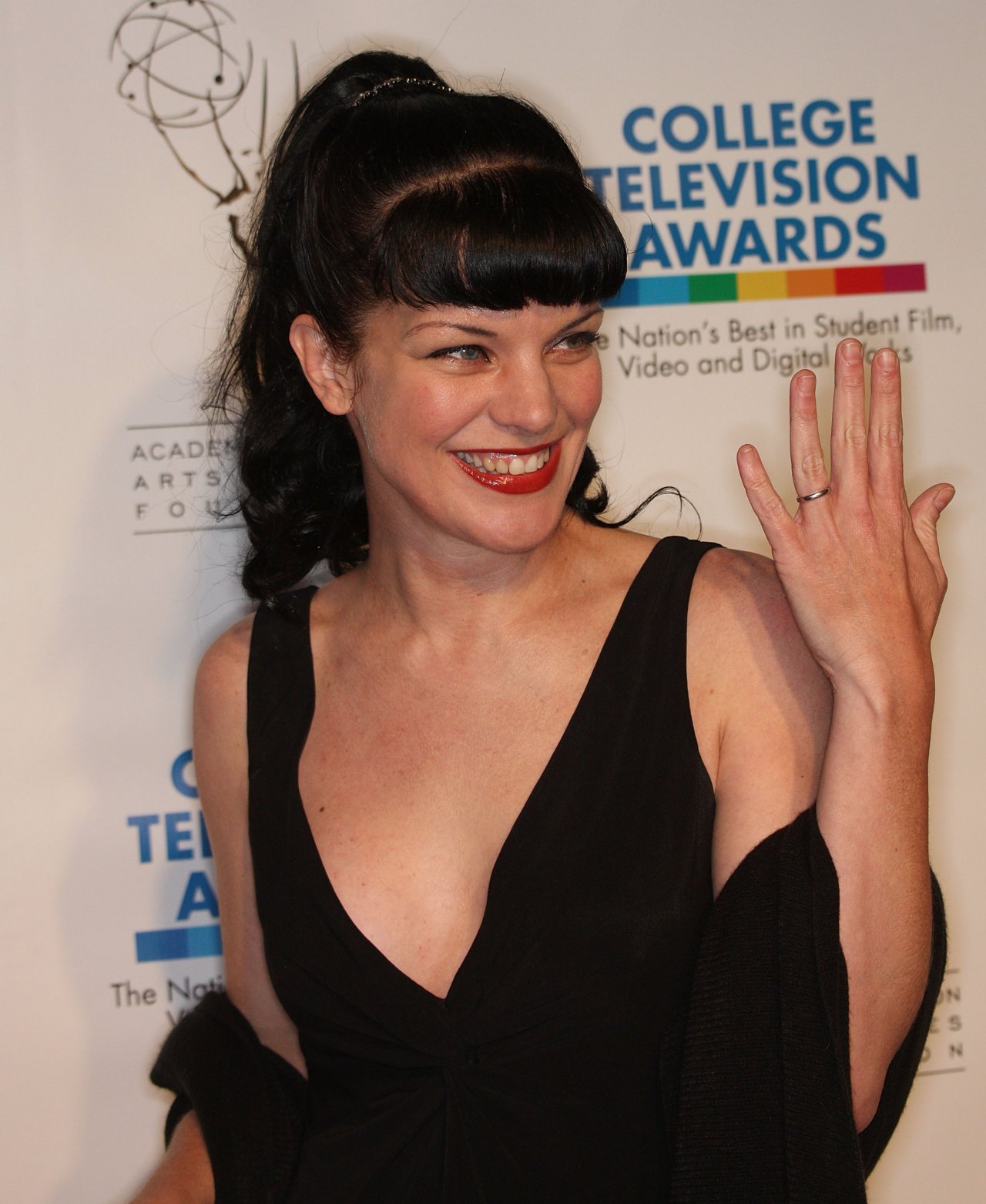 How tall is pauley perrette
