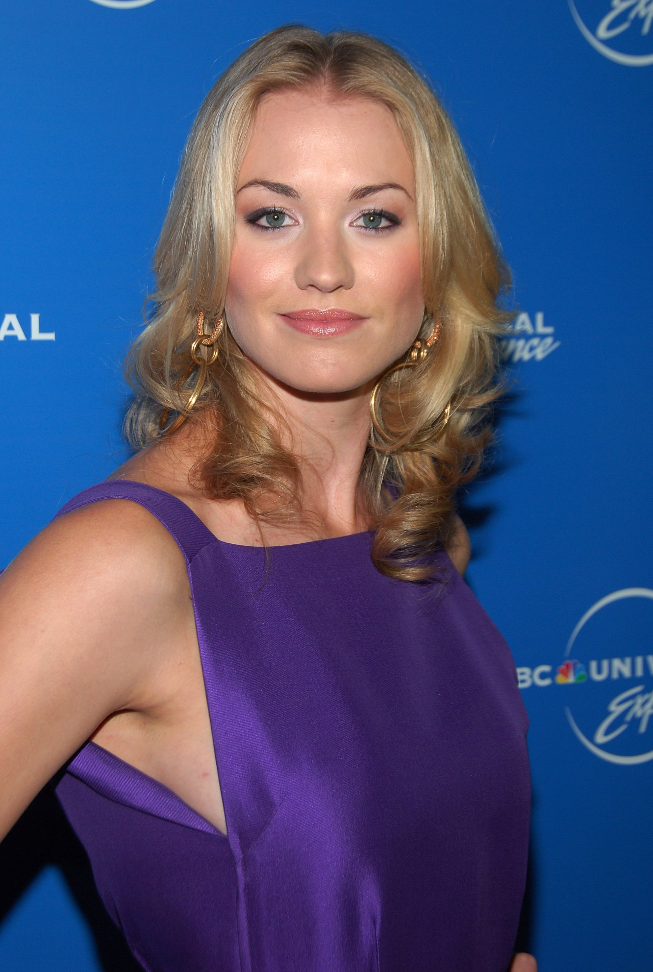 Ивонн Страховски (Ивонн Strahovski)