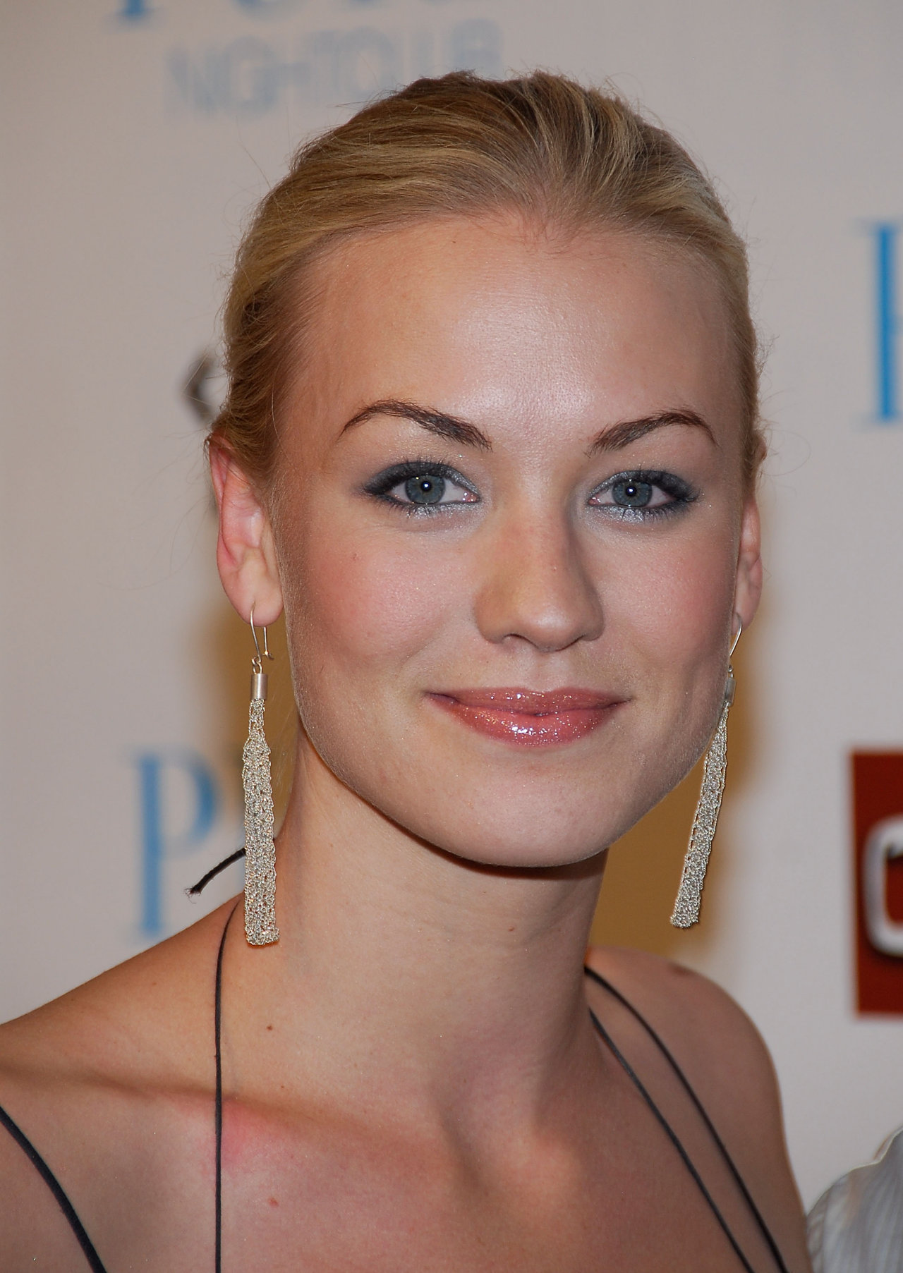 Ивонн Страховски (Ивонн Strahovski)