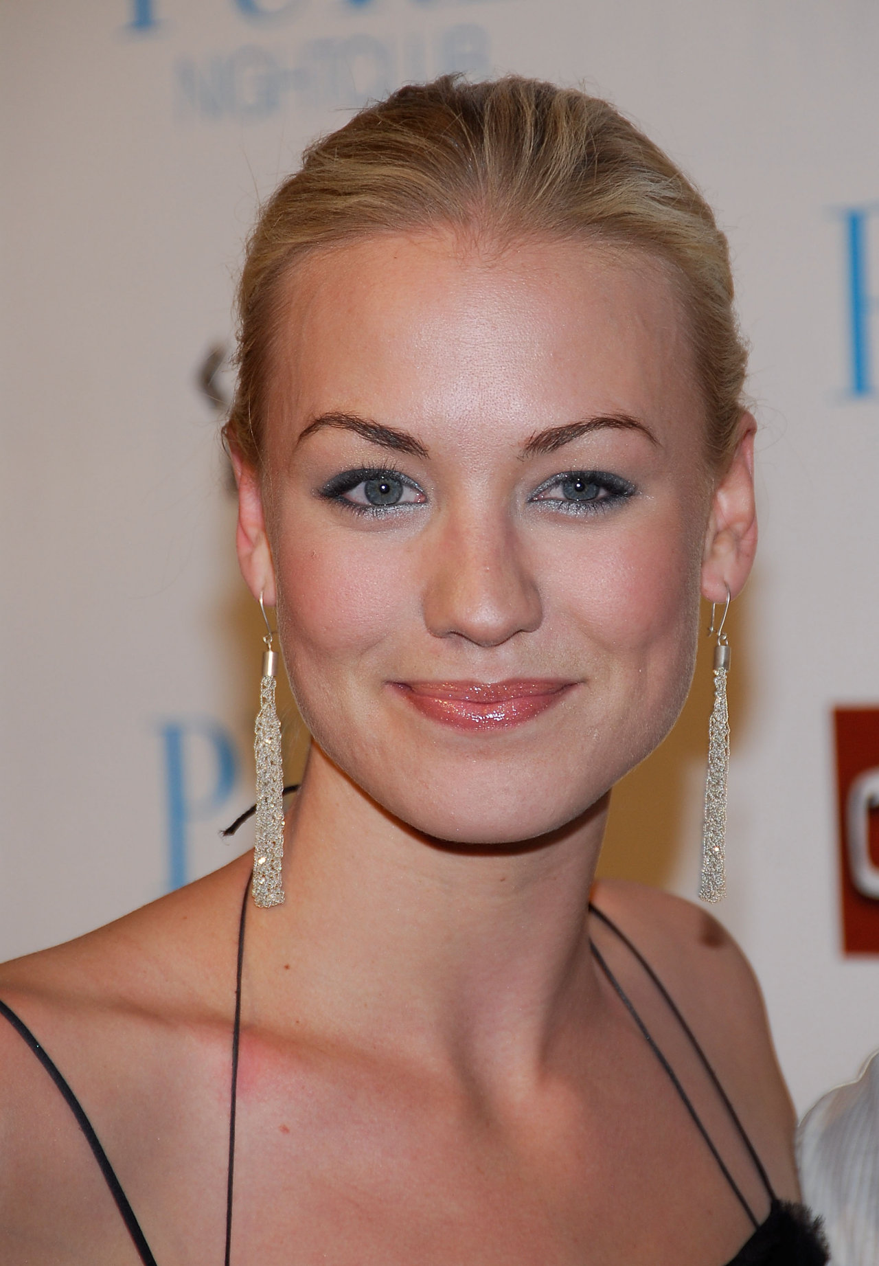 Ивонн Страховски (Ивонн Strahovski)