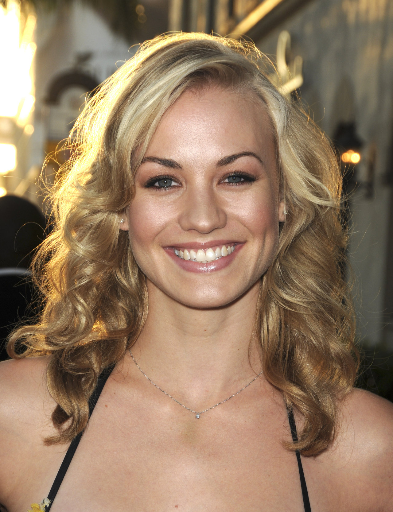 Ивонн Страховски (Ивонн Strahovski)