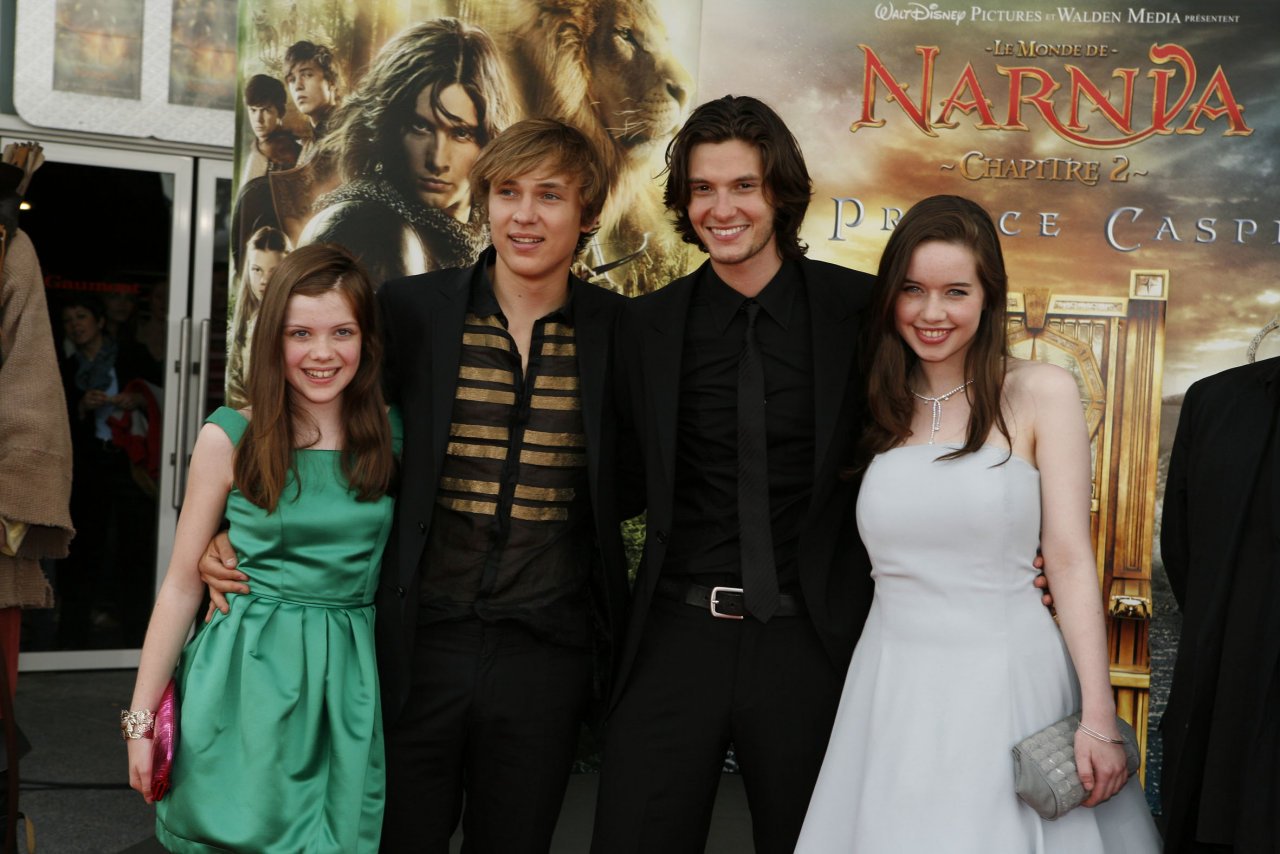 Анна Попплуэлл (Анна Popplewell)