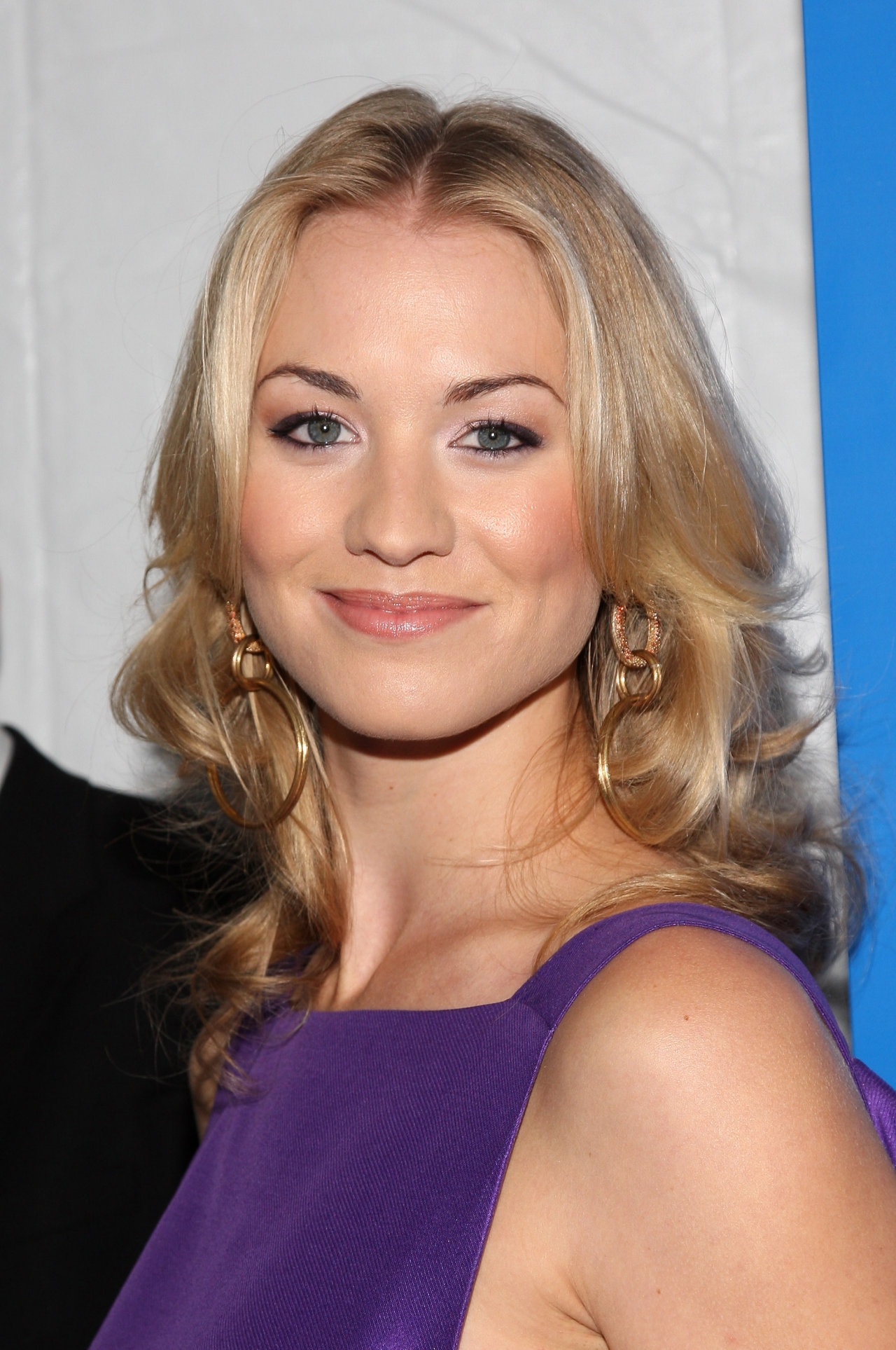 Ивонн Страховски (Ивонн Strahovski)