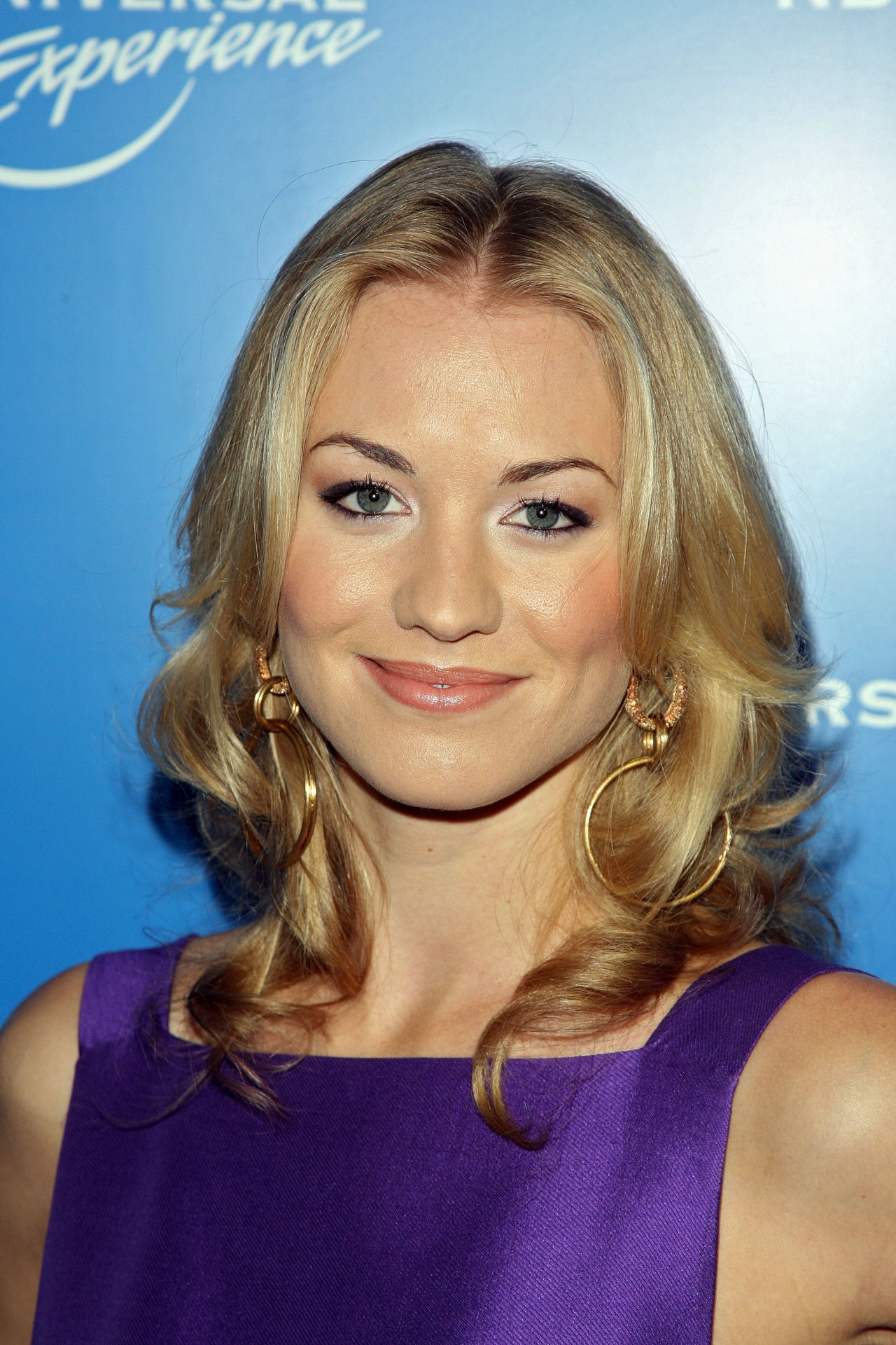 Ивонн Страховски (Ивонн Strahovski)