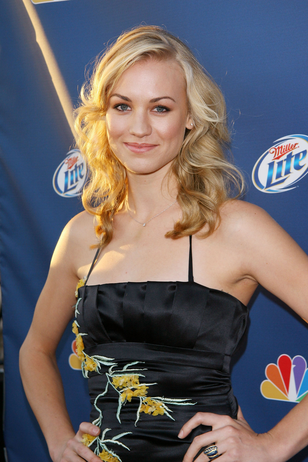 Ивонн Страховски (Ивонн Strahovski)